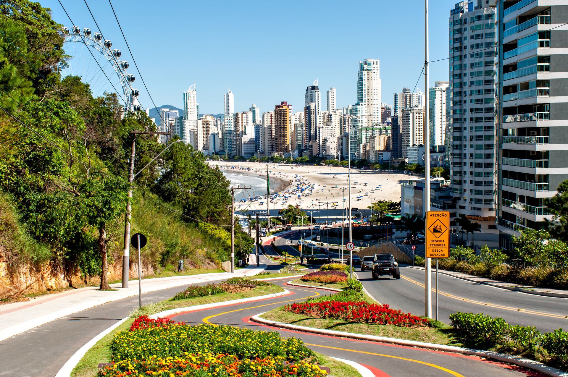 Vista panorâmica da Praia Central e da Roda FG em Balneário Camboriú