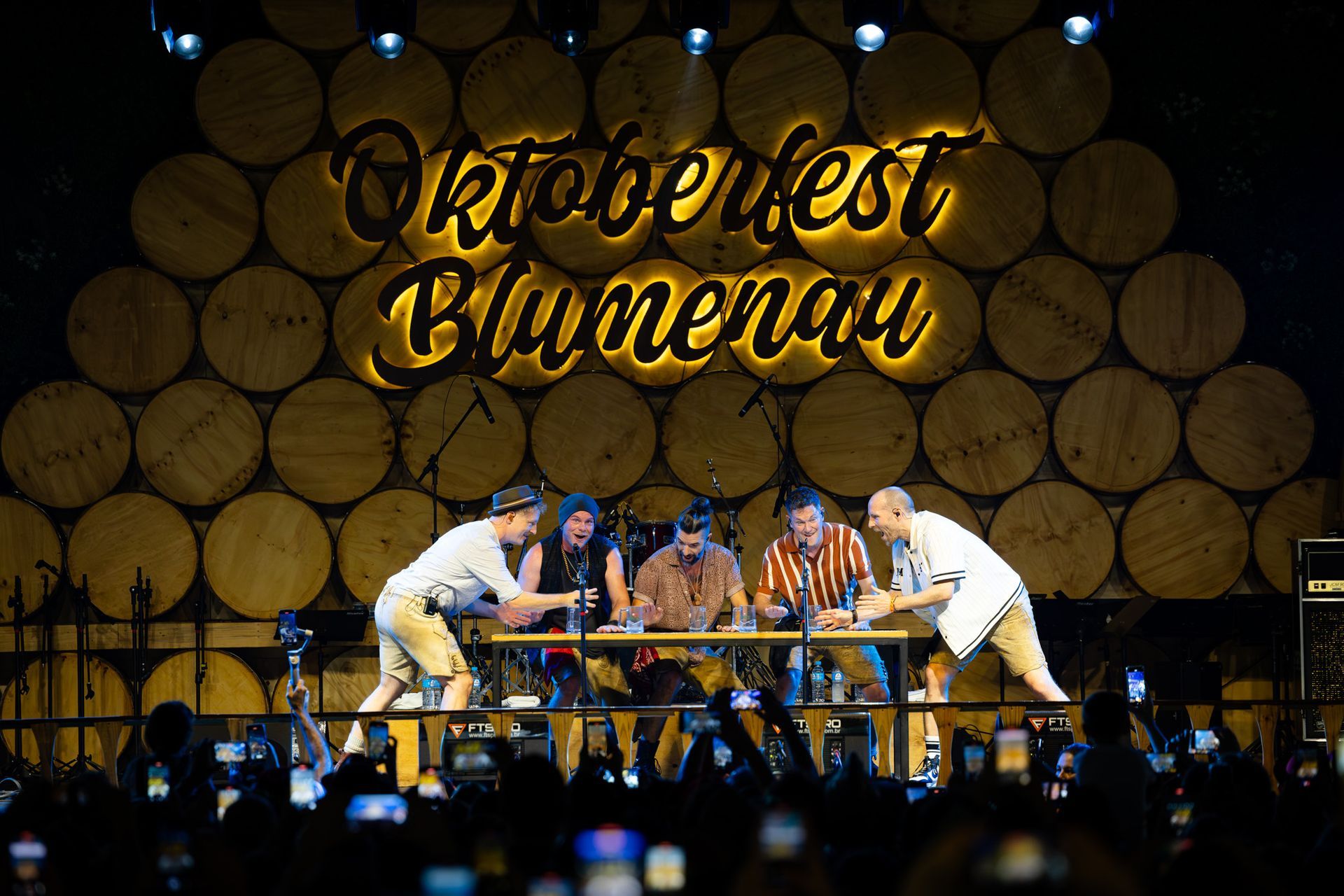 Palco da Oktoberfest Blumenau com participantes em competição divertida