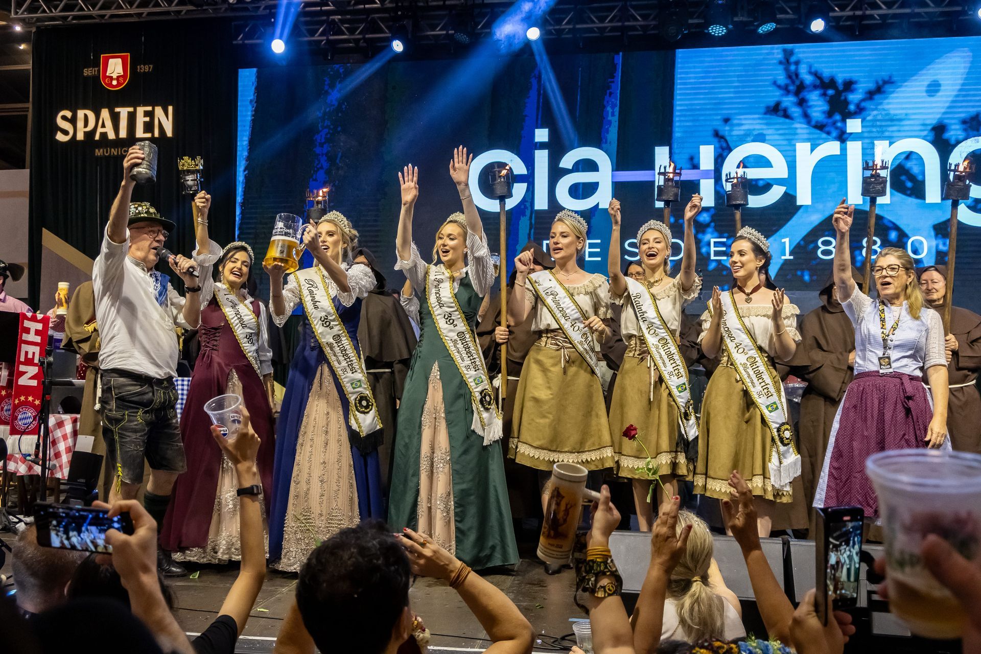 Rainha e princesas da Oktoberfest Blumenau celebram no palco