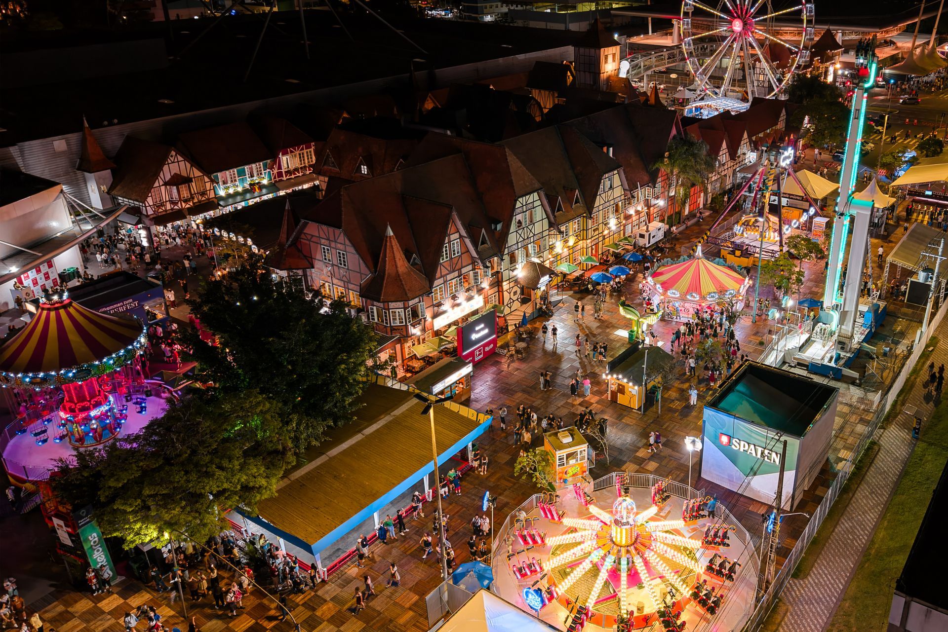 Vista aérea noturna do Parque, com roda-gigante e atrações da Oktoberfest Blumenau