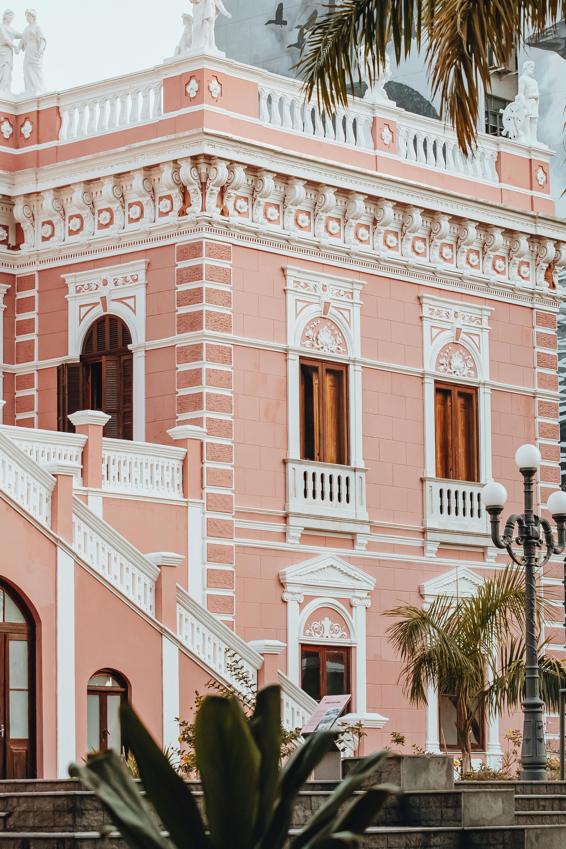 Fachada do Museu Histórico de Santa Catarina, em prédio rosa de estilo clássico.