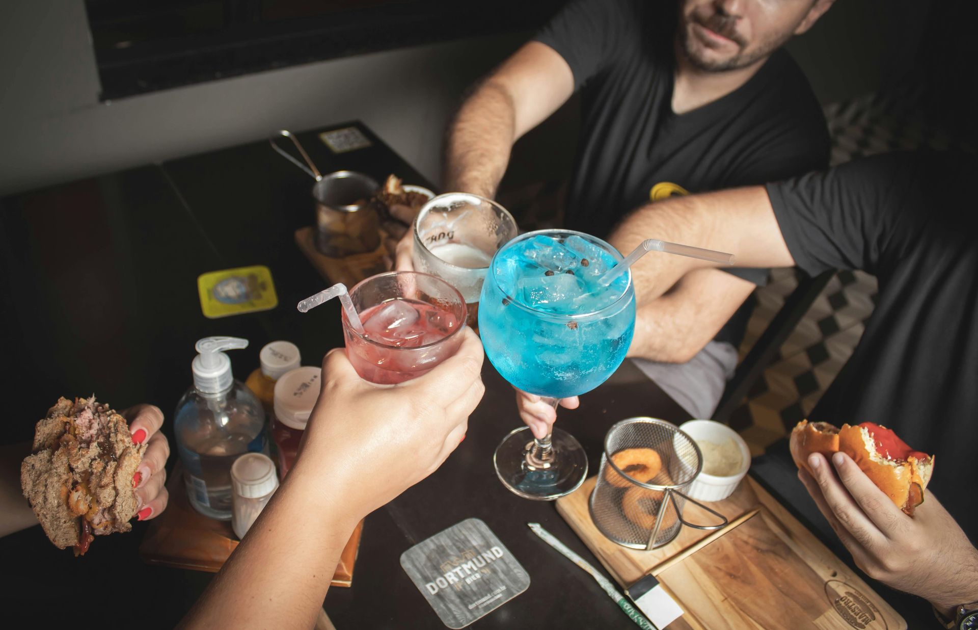 Conheça bares em Balneário Camboriú com drinks exclusivos e experiências únicas. 