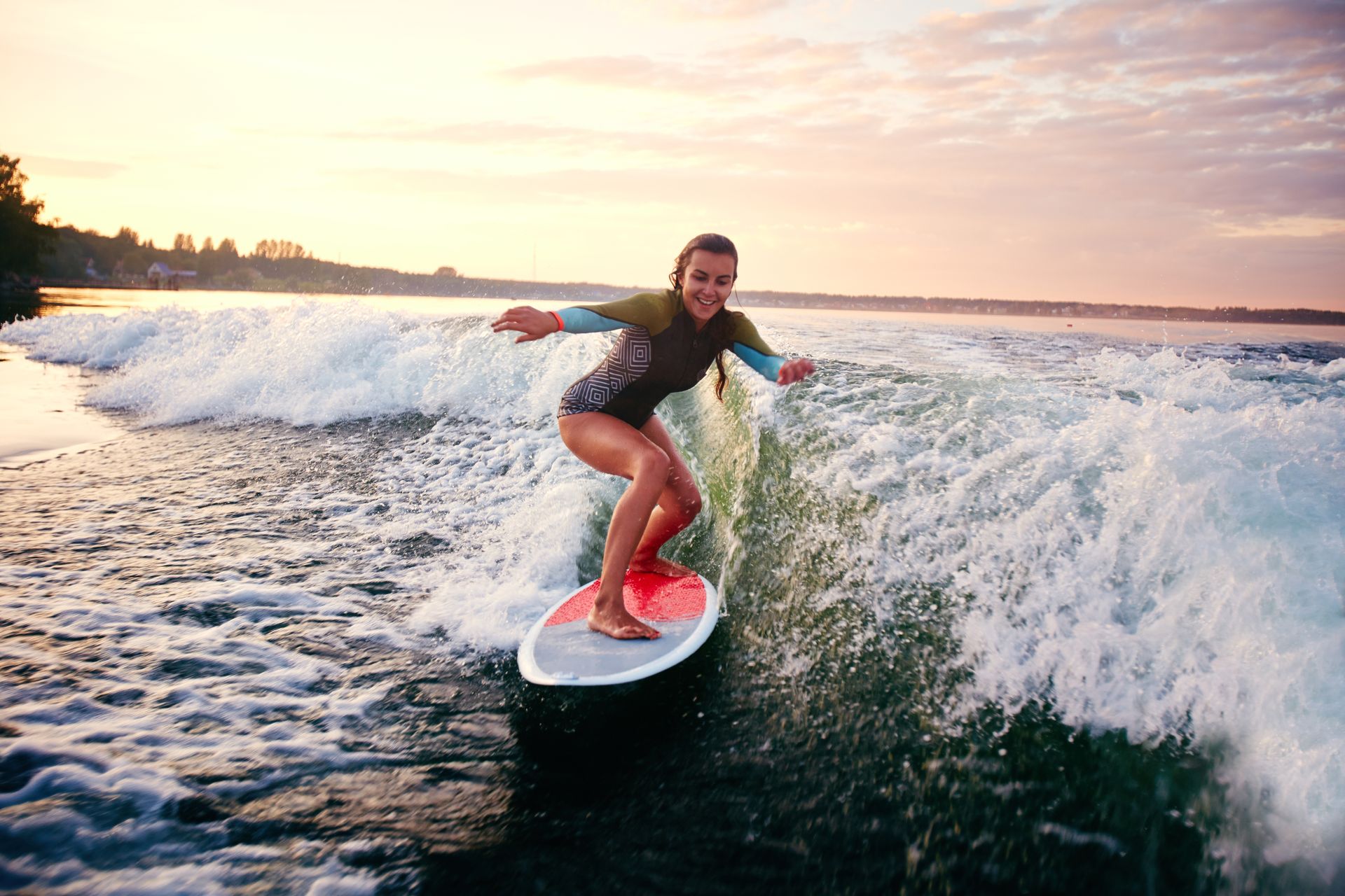 Mulher surfando no mar em Balneário Camboriú