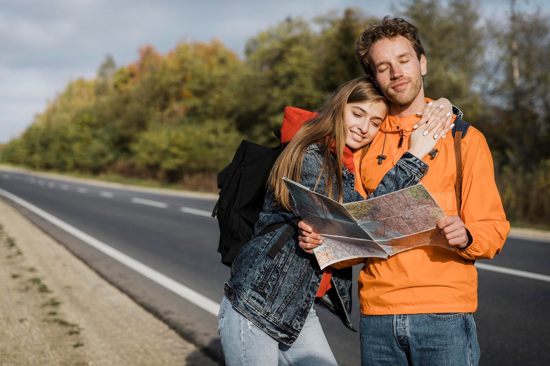Casal viajando de forma segura com mochilas e mapa na mão