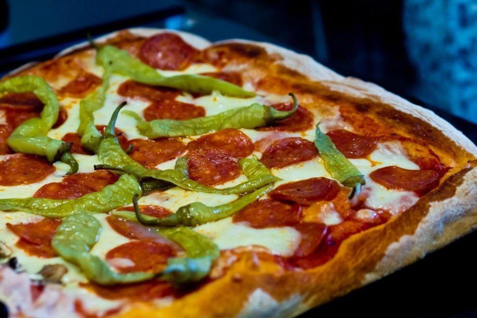 pizza peperoni e salsiccia