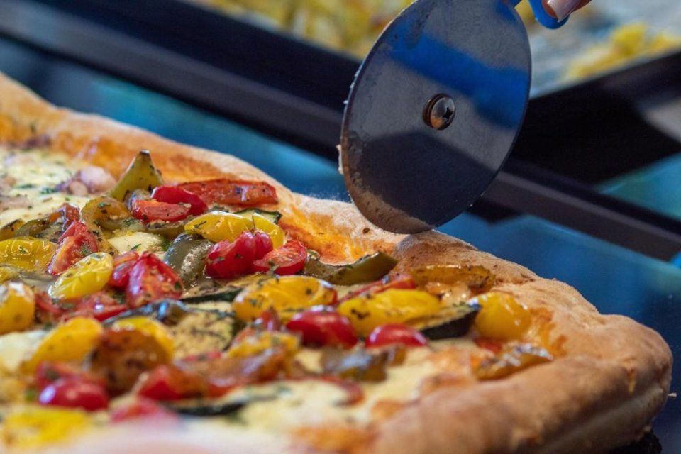 pizza con peperoni e pomodorini