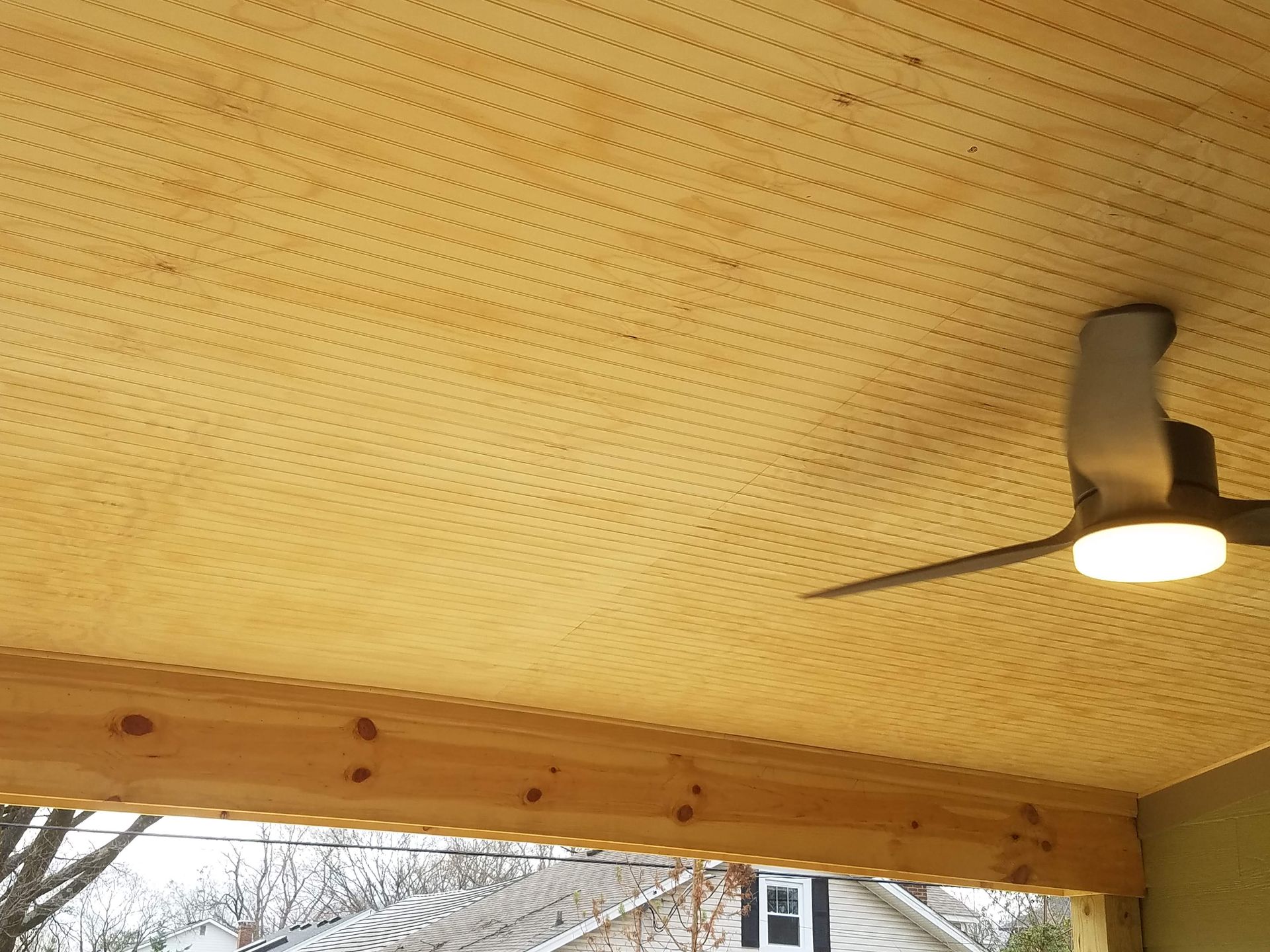A ceiling fan is hanging from the ceiling of a room
