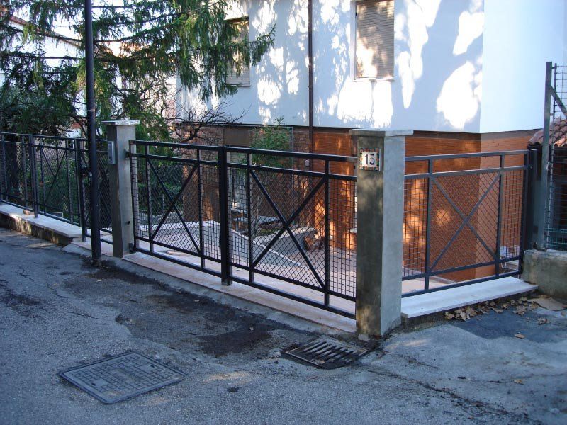 Un ringhiera con sopra il numero 23