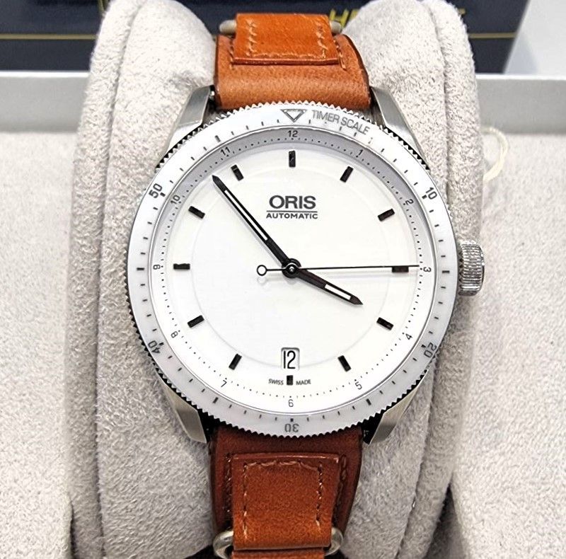 Orologio usato ricondizionato ORIS con cinturino in pelle.