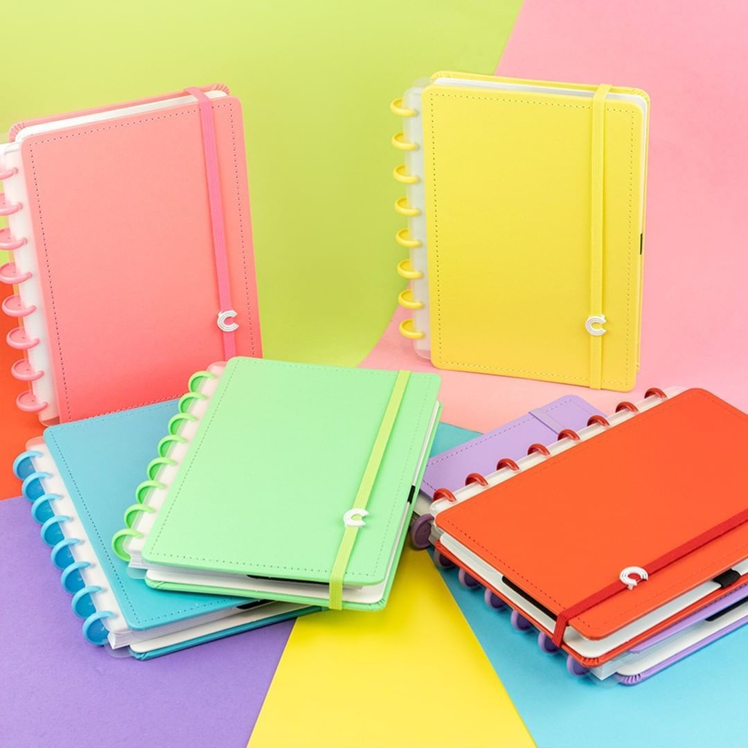 disc notebooks from the colours collection of the Caderno Inteligente brand