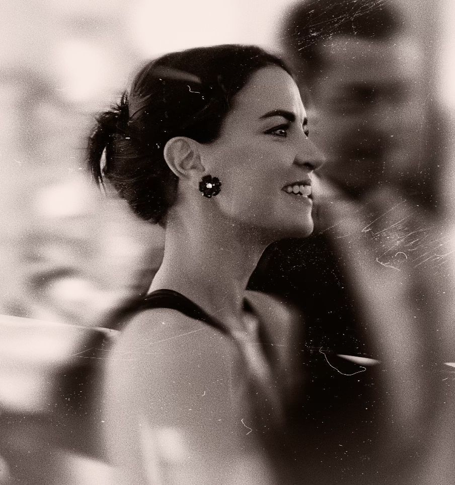 ragazza con trecce e frangetta