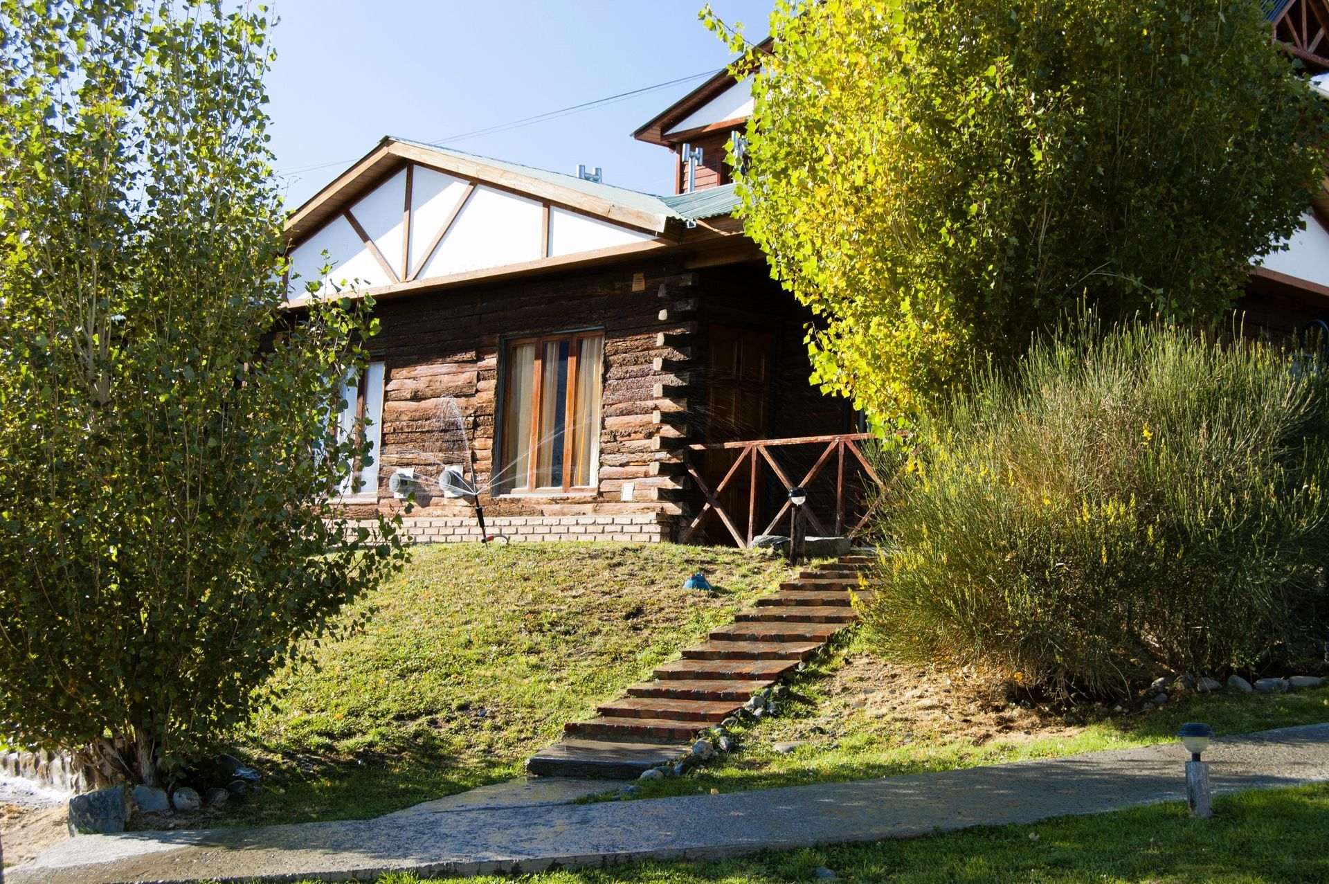 Una casa de madera con escaleras que conducen a ella.