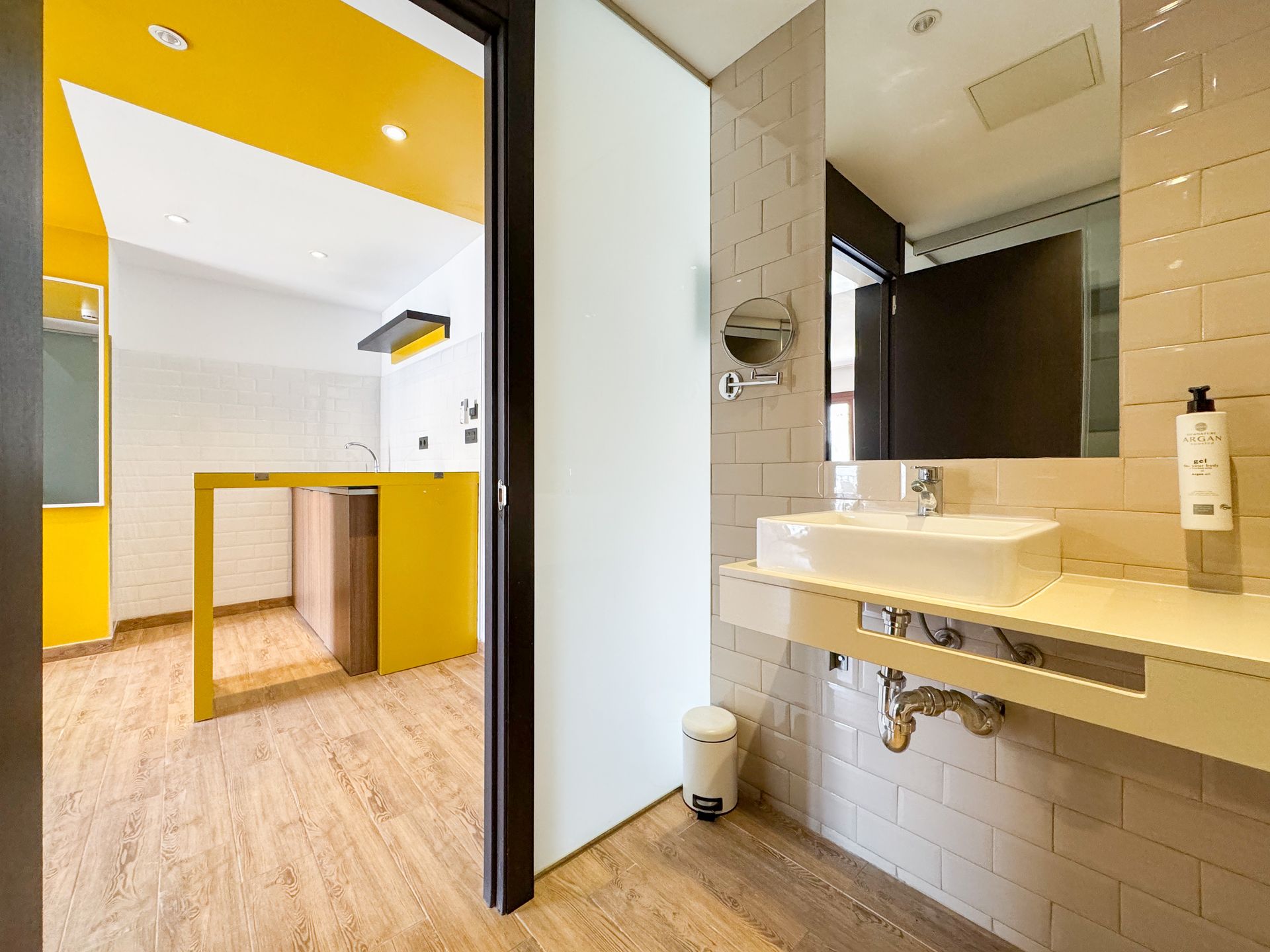 Un baño con lavabo y espejo.