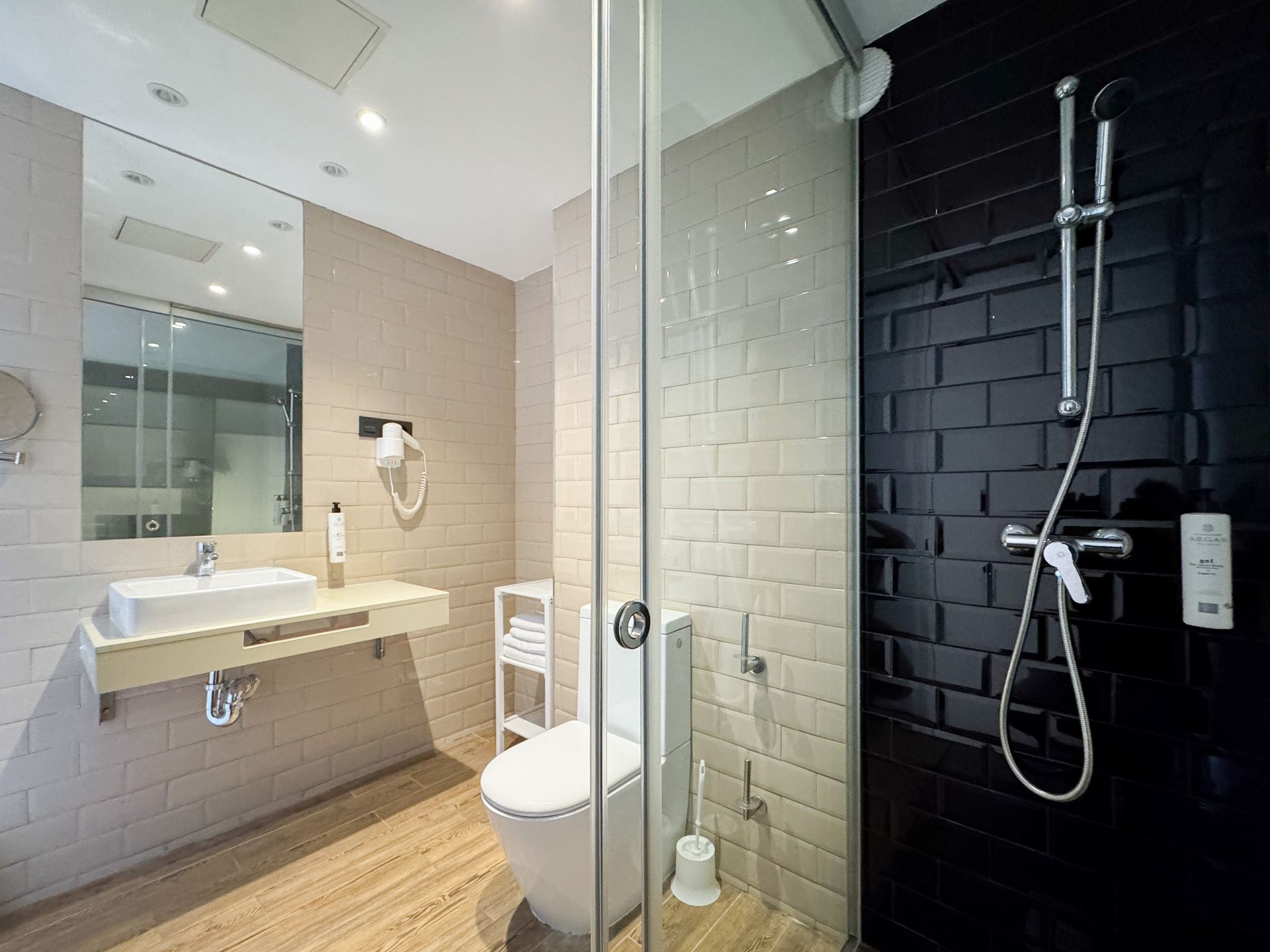 Un baño con inodoro, lavabo y ducha.