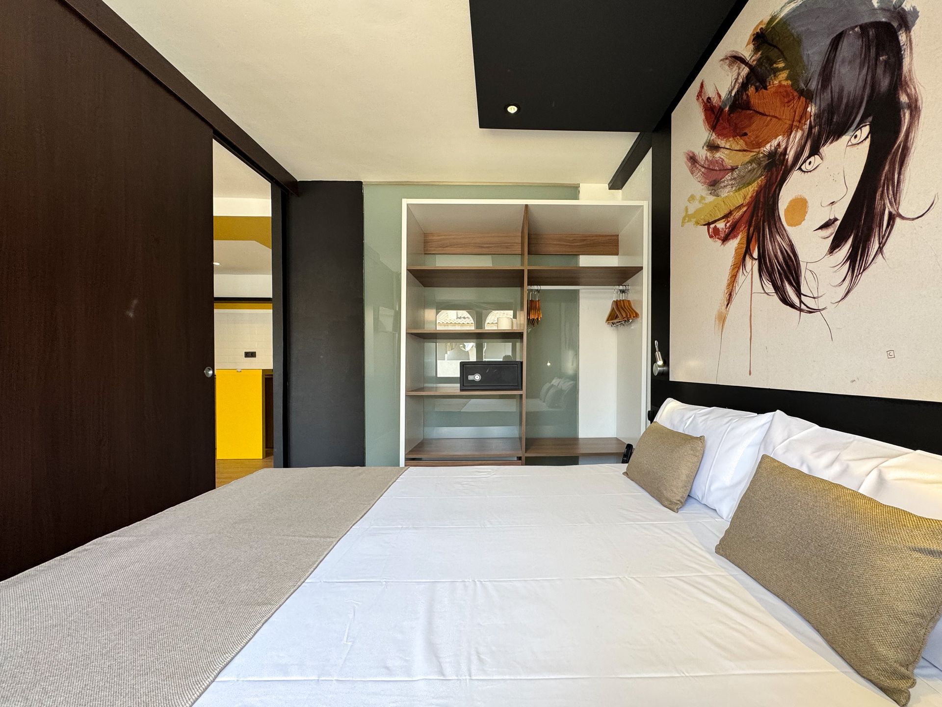 Un dormitorio con una cama grande y un cuadro en la pared.