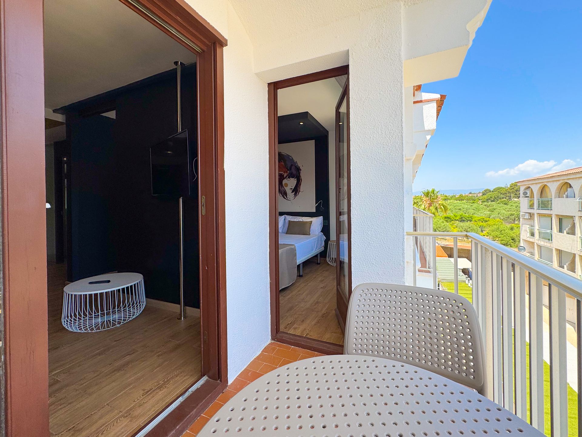 Un balcón con una mesa y sillas en una habitación de hotel.
