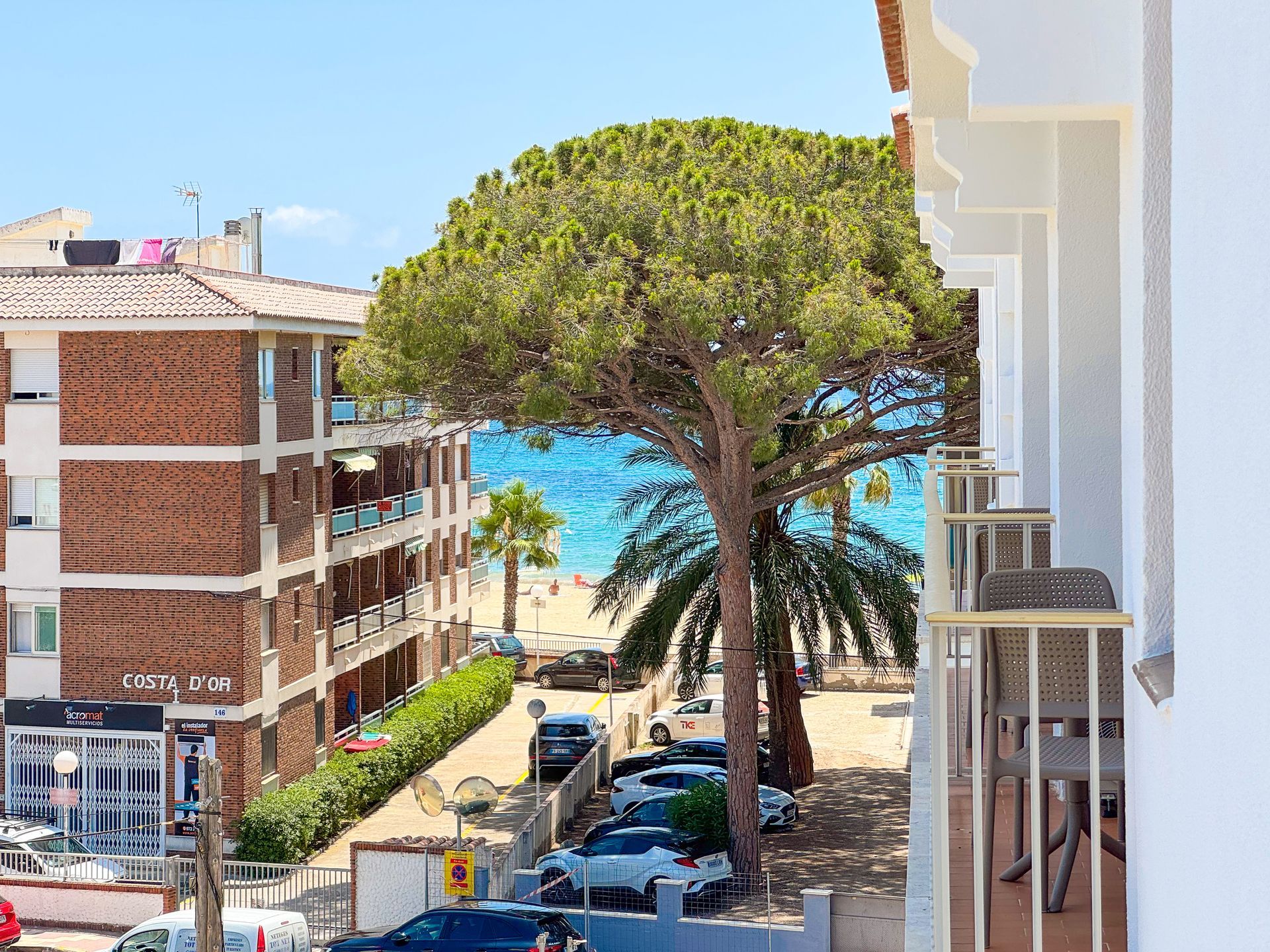 Una vista del océano desde un balcón de un edificio.