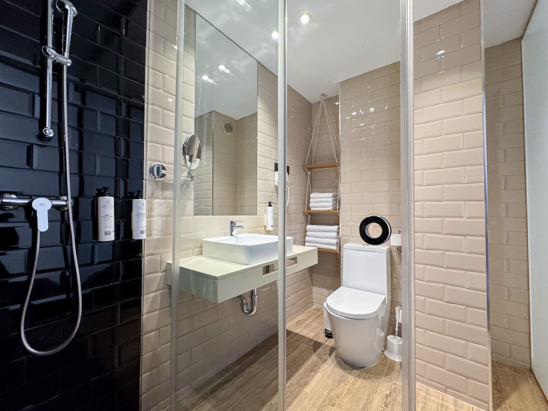 Un baño con inodoro, lavabo y ducha.