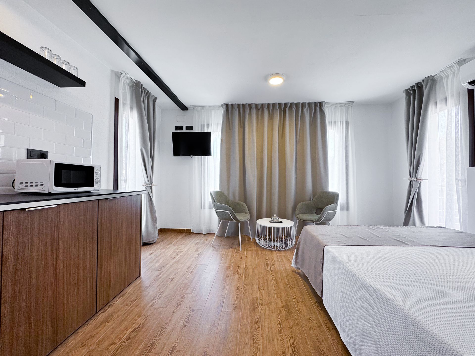 Una habitación de hotel con dos camas y una mesa