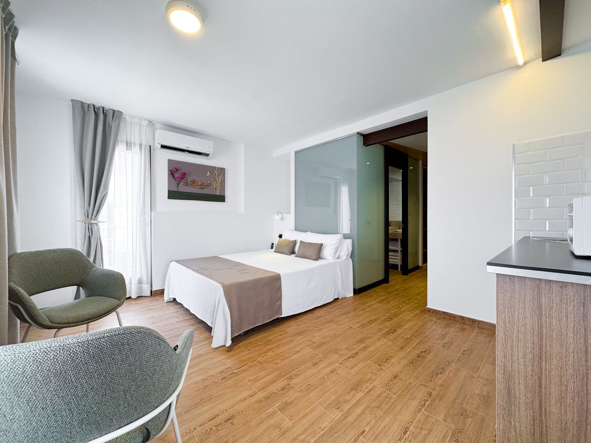 Hay una cama grande en el medio de la habitación.