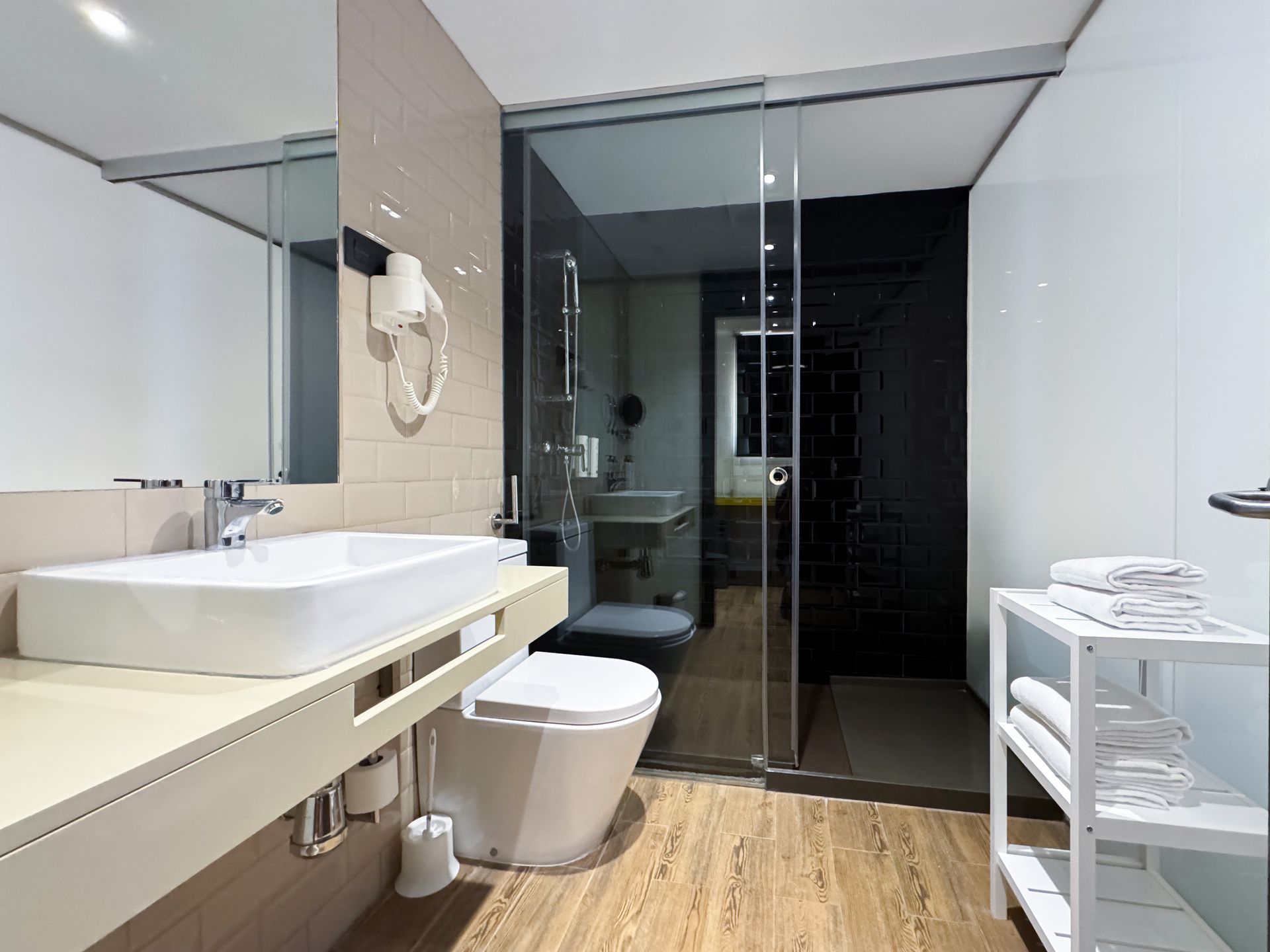 Un baño con inodoro, lavabo y espejo.