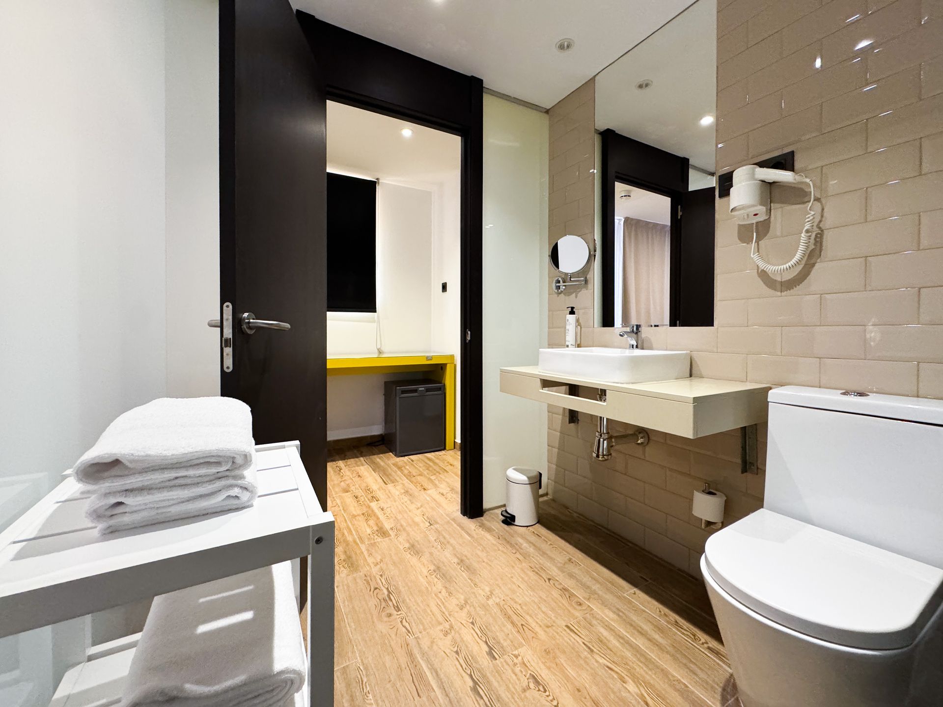 Un baño con inodoro, lavabo y espejo.