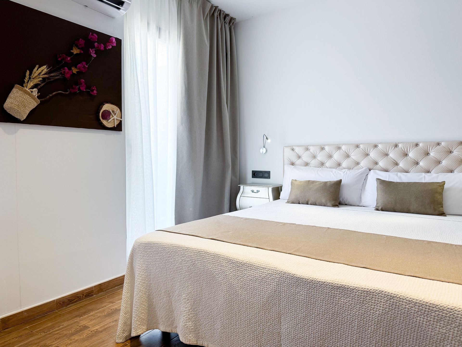 Hay una cama grande en el medio de la habitación.