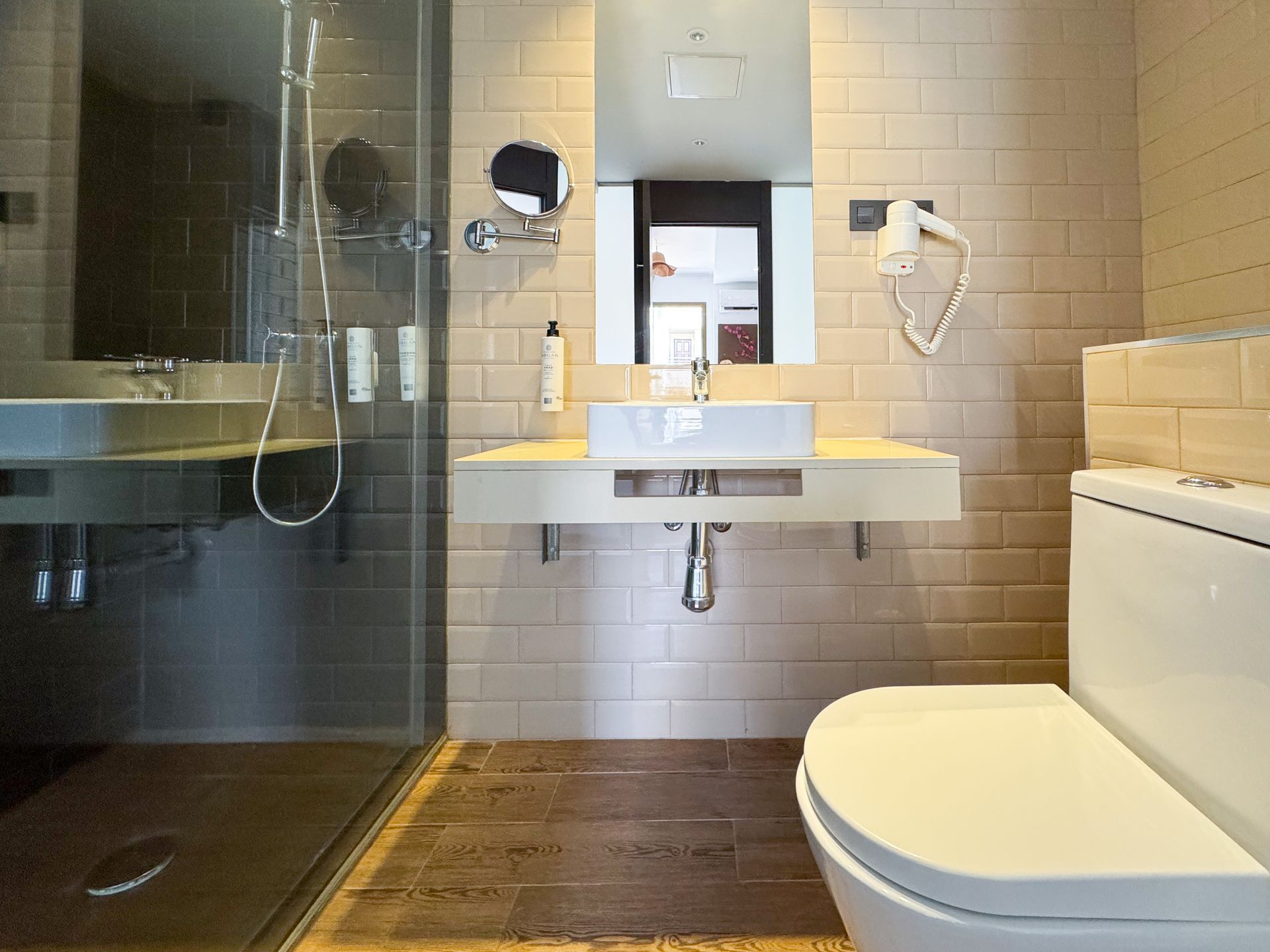 Un baño con inodoro, lavabo y ducha.