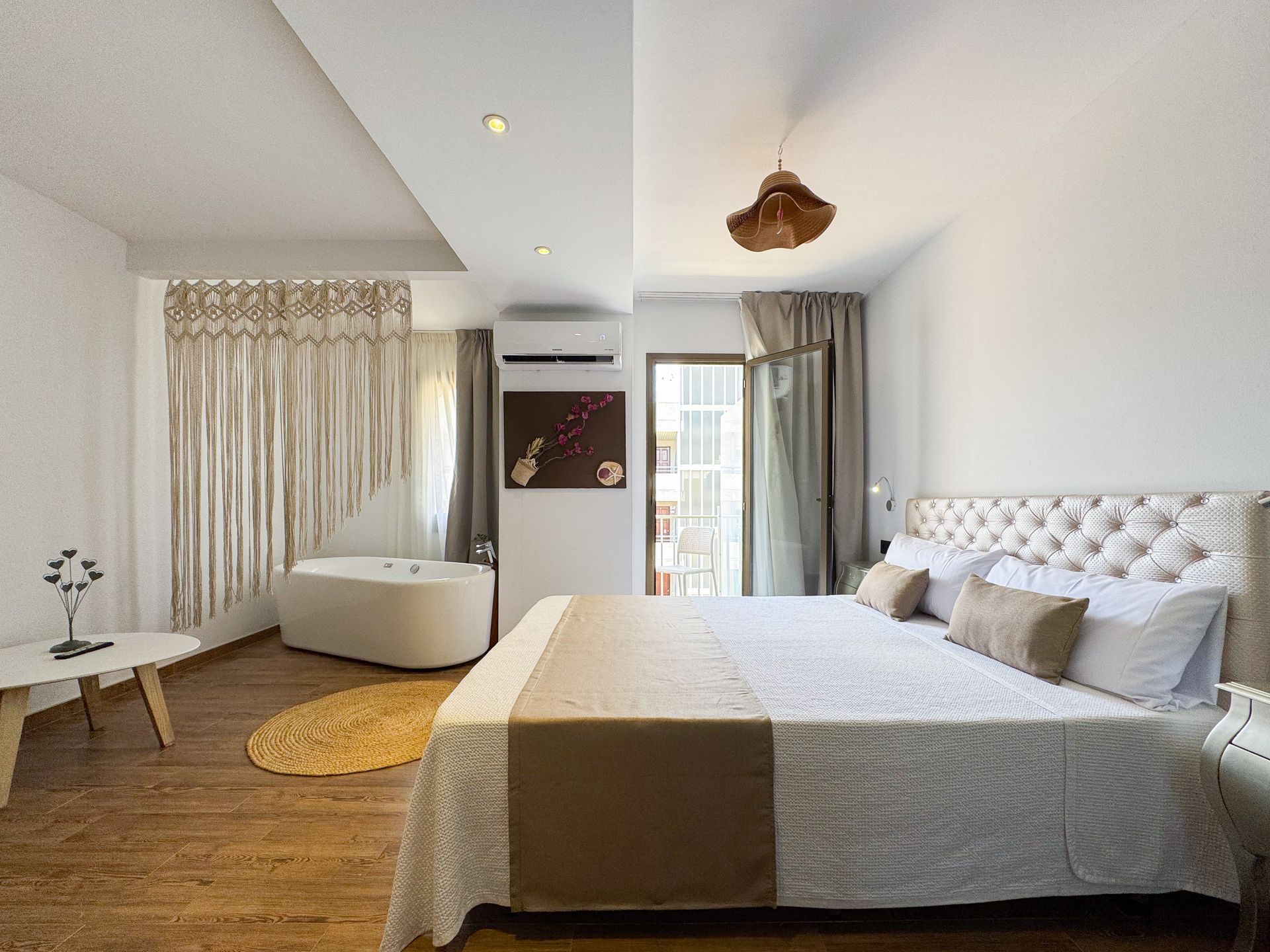 Un dormitorio con una cama king size y una bañera.