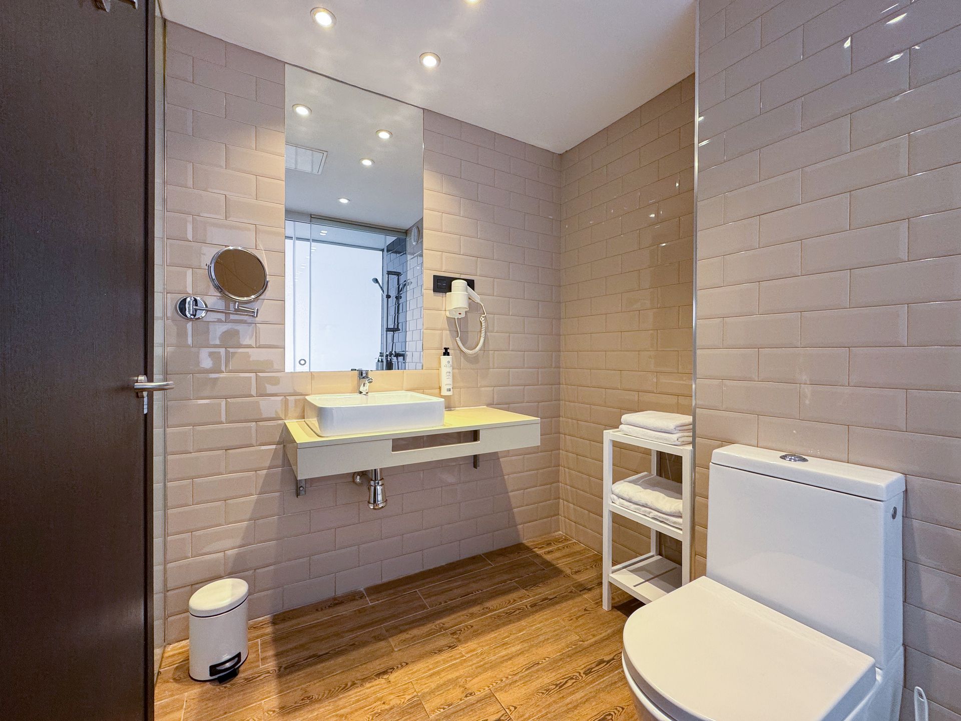 Un baño con inodoro, lavabo y espejo.