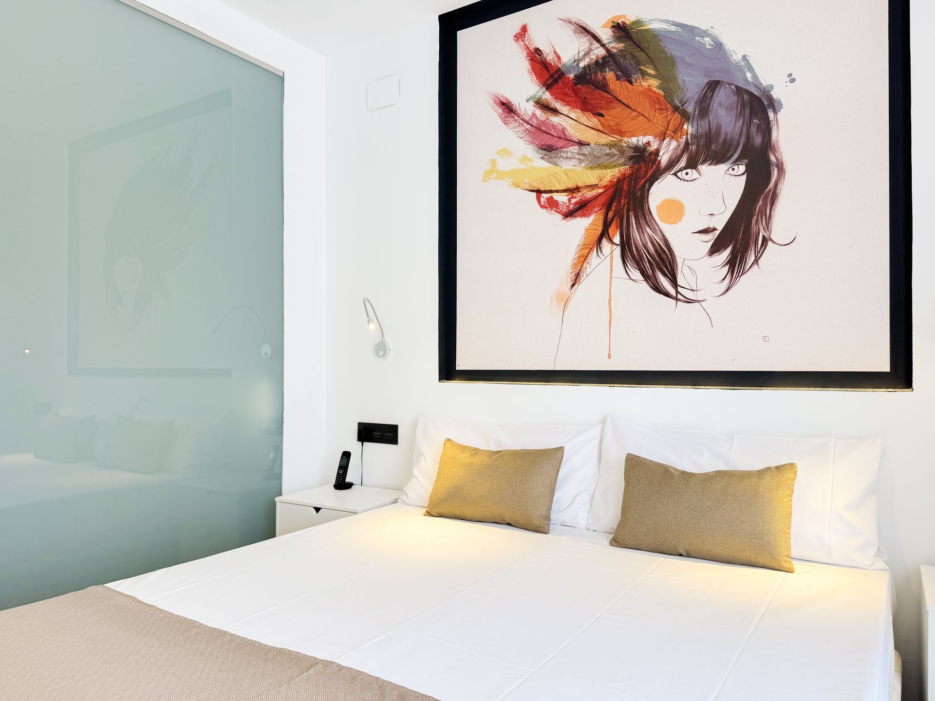 Un dormitorio con una cama y un cuadro en la pared encima.