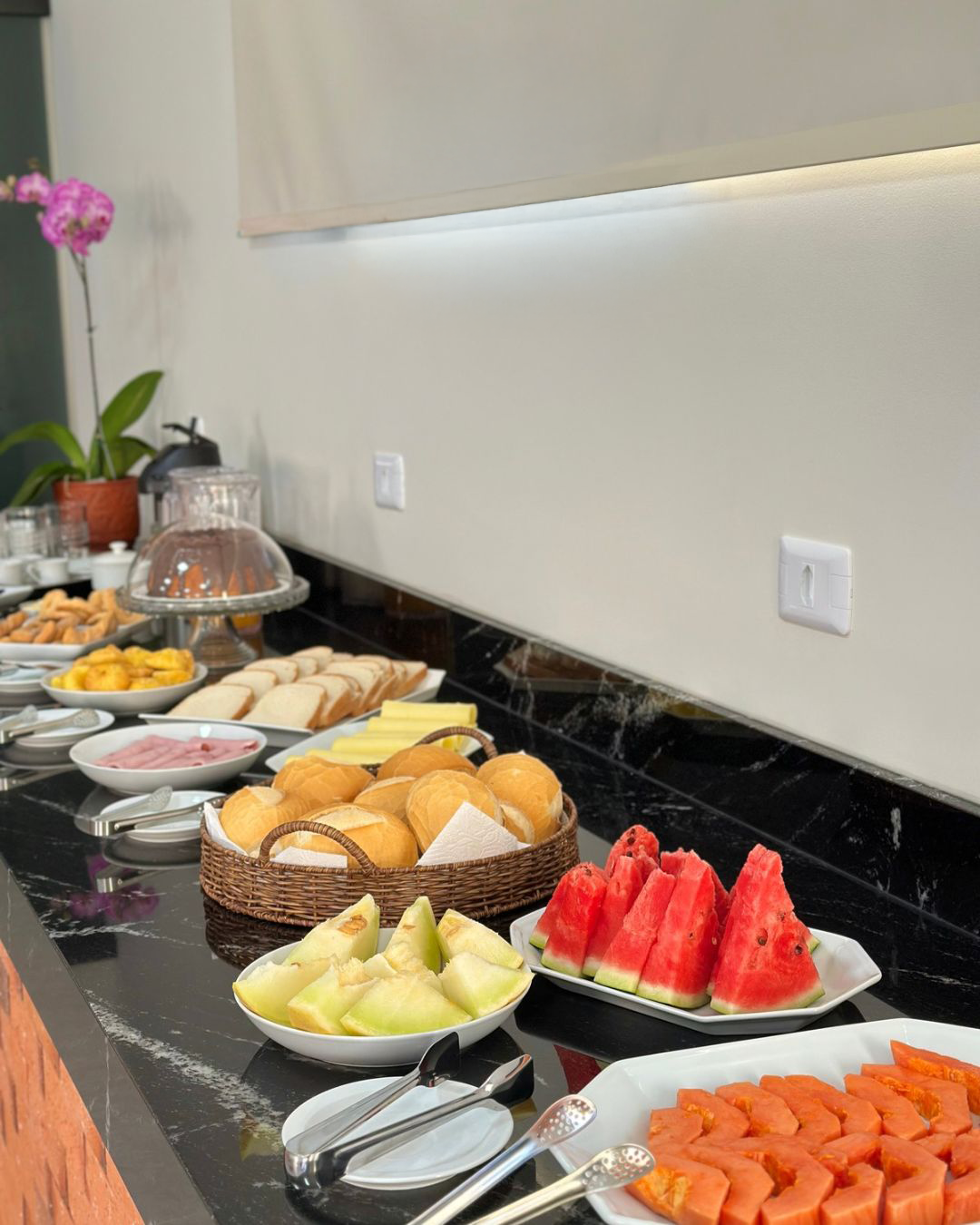 Uma tigela verde de comida com uma flor em cima pousada-ocacocar