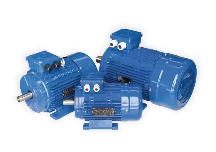 Tre motori elettrici blu sono posizionati uno accanto all'altro su uno sfondo bianco.