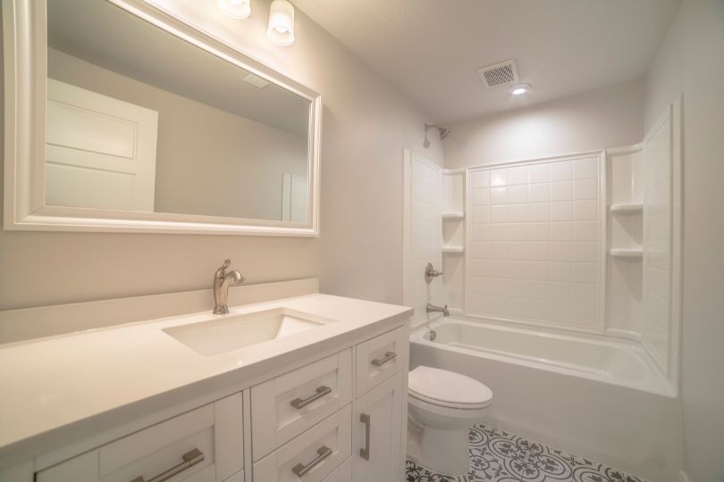 Large bathroom with all bathroom fittings in white.