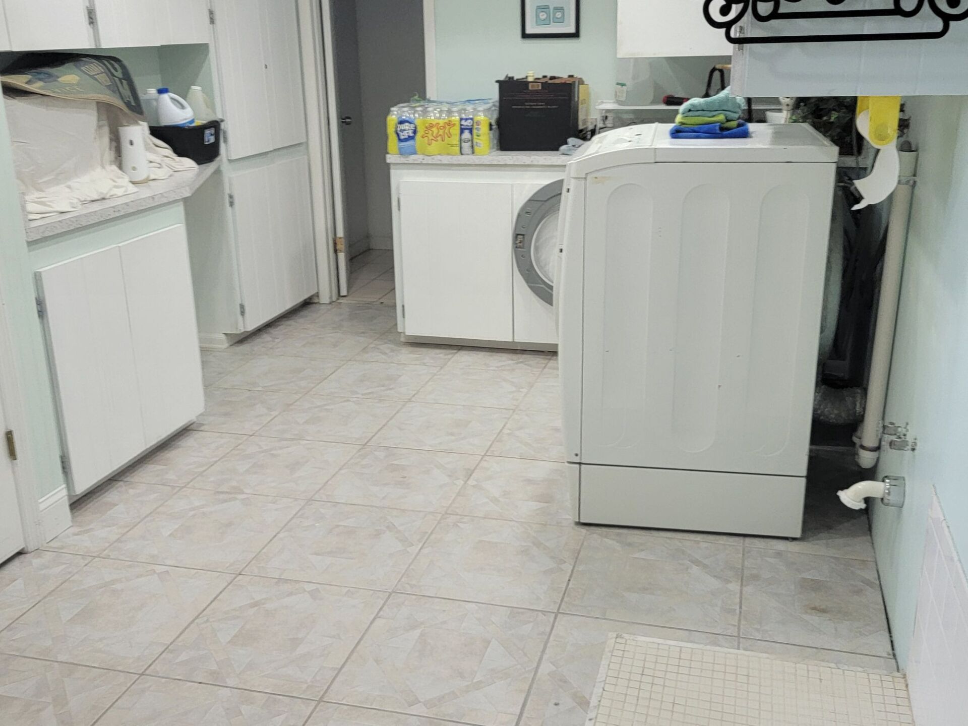 A laundry room with a washing machine and dryer.