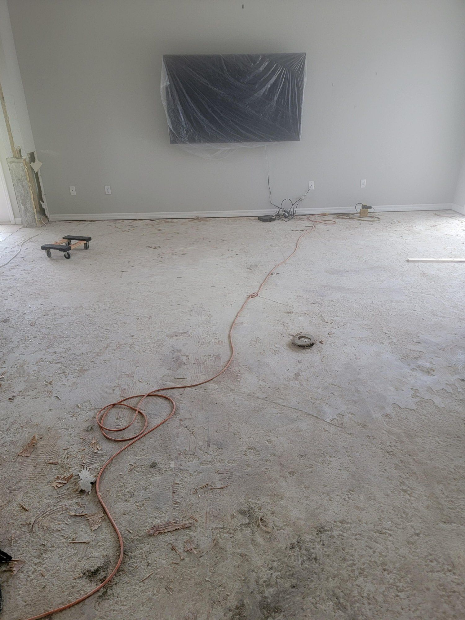 A living room with a flat screen tv mounted on the wall.