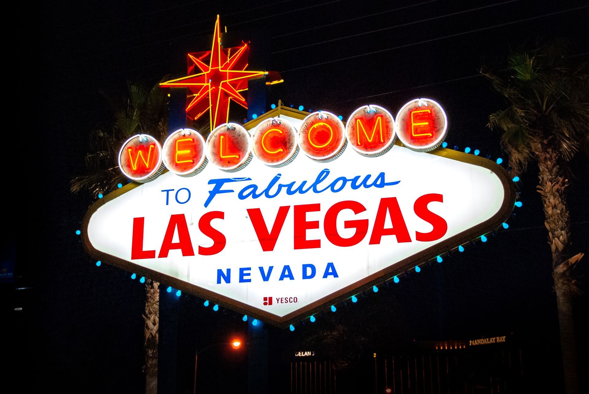 Neon “Welcome to Fabulous Las Vegas Nevada” sign glowing at night