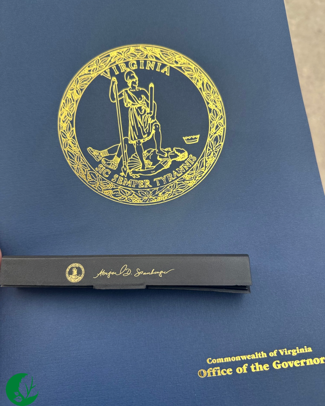 An image of a folder & ink pen from the Office of the Governor