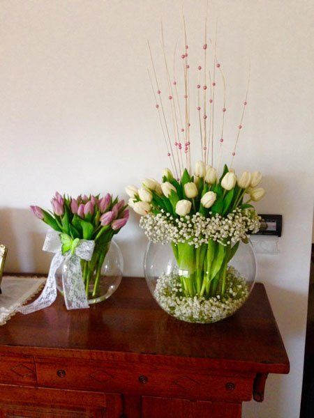 vasi di fiori in vetro su mensola in legno