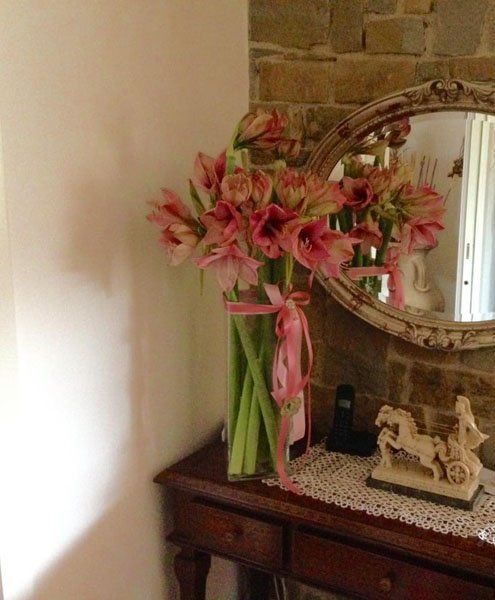 bouquet sul mensola con specchio