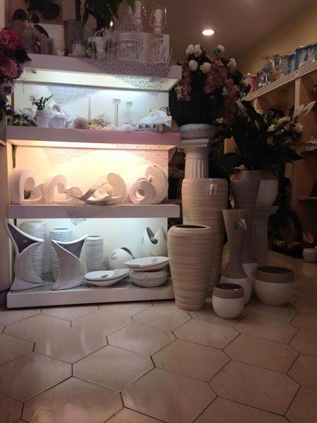 vista interna di una stanza con vasi e pietra e oggetti decorazioni