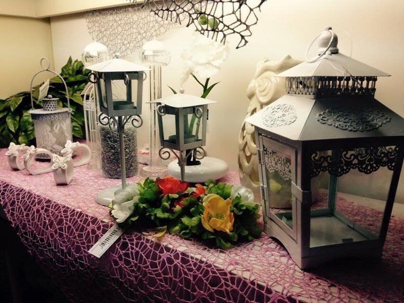 tavolo allestito con fiori e lanterni