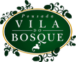 Logo verde e dourado da Pousada Vila do Bosque com ornamentos florais