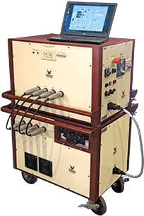 Una computadora portátil está colocada encima de un carrito de madera.