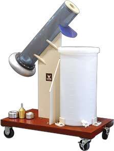 Un contenedor blanco se encuentra encima de un carro de madera.