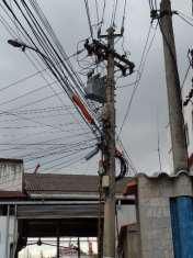 Un compresor de aire blanco está sentado sobre una pared blanca.