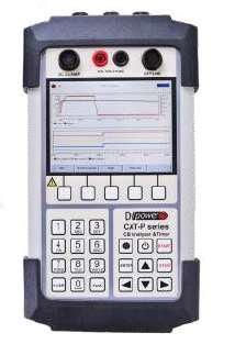 Un dispositivo portátil con una pantalla y botones sobre un fondo blanco.