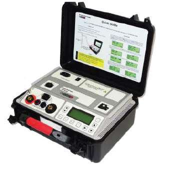 Un comprobador eléctrico portátil en un estuche sobre un fondo blanco.