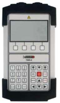 Un control remoto en blanco y negro con una pantalla grande.