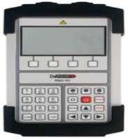 Un primer plano de un control remoto con una pantalla grande sobre un fondo blanco.